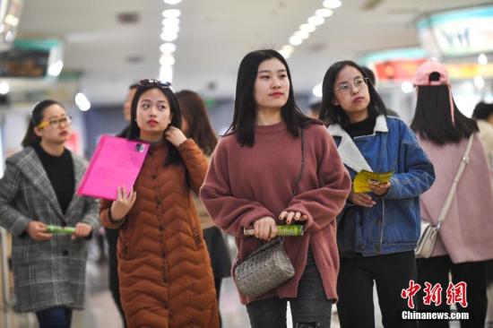 3月8日，山西太原举行女性专场招聘会，众多即将毕业的女大学生现场寻找合适工作，成为求职现场的一道靓丽风景。 武俊杰 摄